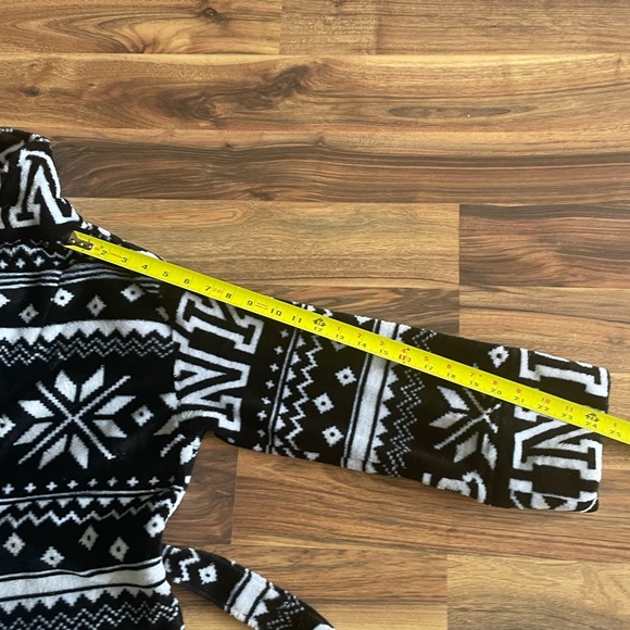 Pink Victoria’s Secret plush robe - Picture 12 of 12